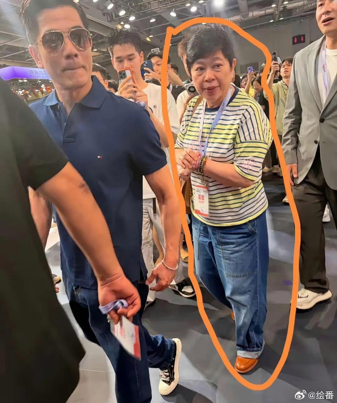 这是郭富城经纪人小美，已经60多岁了，还会让方媛吃醋，本以为是什么明艳大美人没想