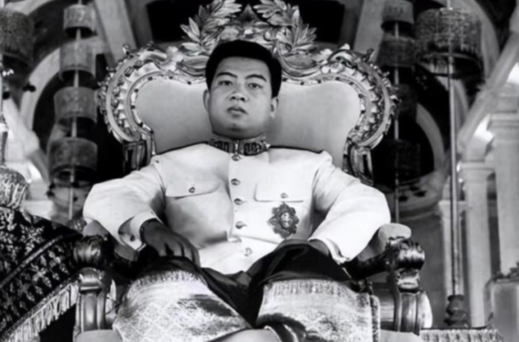 1941年的金边王宫，19岁的西哈努克刚登基不久。庆典上，他目光落在蓬珊莫尼公主