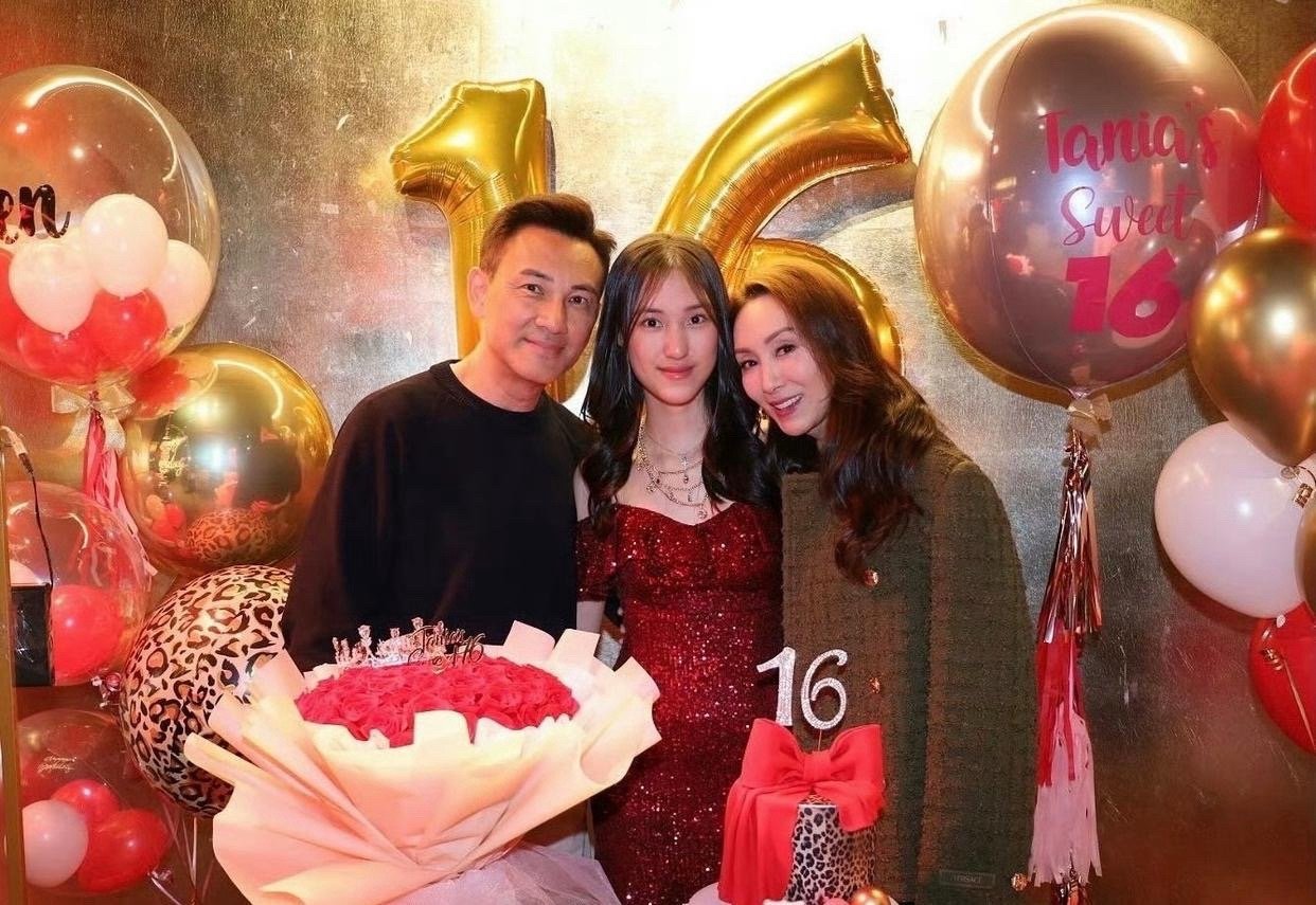 郭可盈和林文龙为爱女林有若庆生，16岁的林有若气质温婉随妈，长相一比一复刻爸爸。