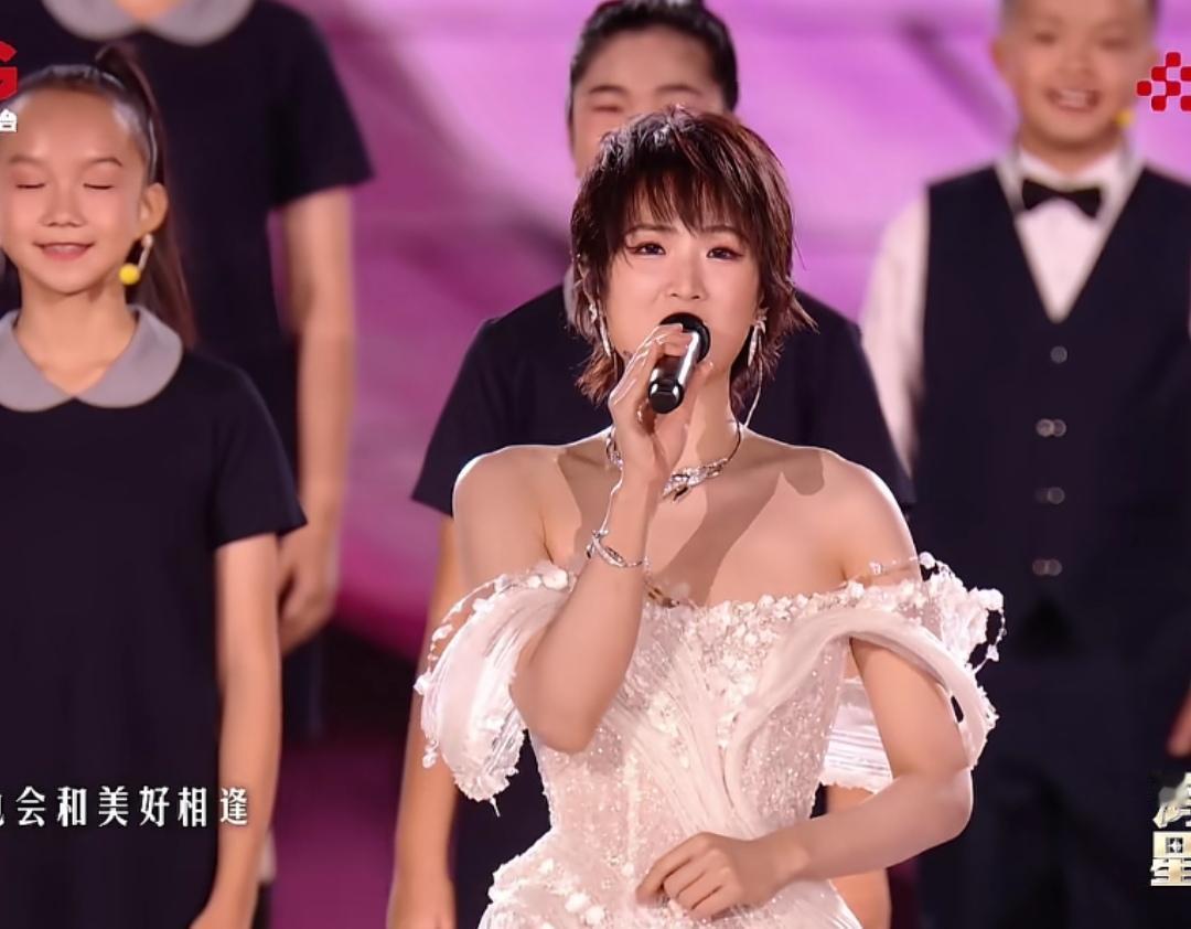12月20日晚上，姚安娜现身鸿蒙星光盛典晚会，唱了一首好听的歌。姚安娜穿着抹