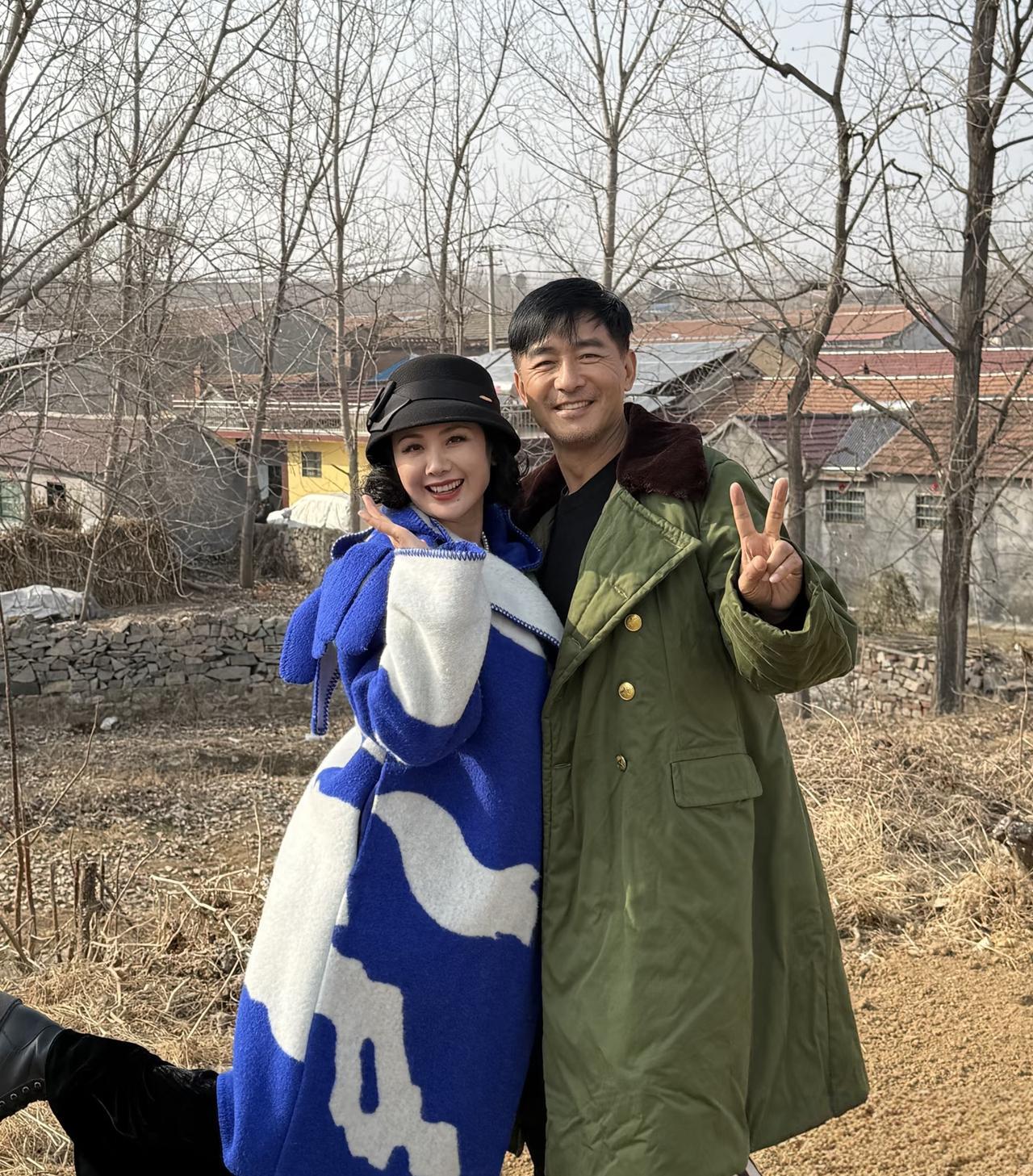 郭晓东和老婆程莉莎回老家山东临沂莒南坊前村过春节，他穿了军大衣棉袄，看起来好朴素