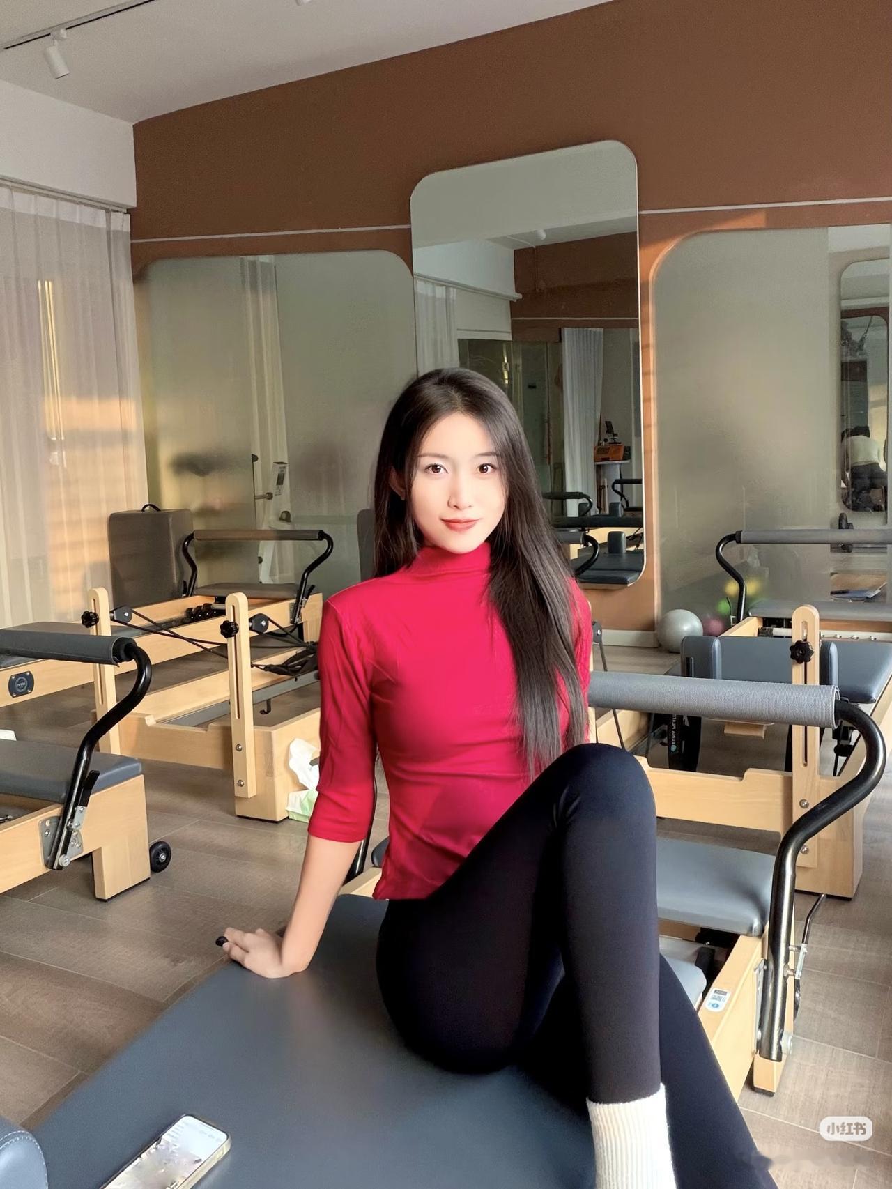 红衣美人坐，镜中影自怜。