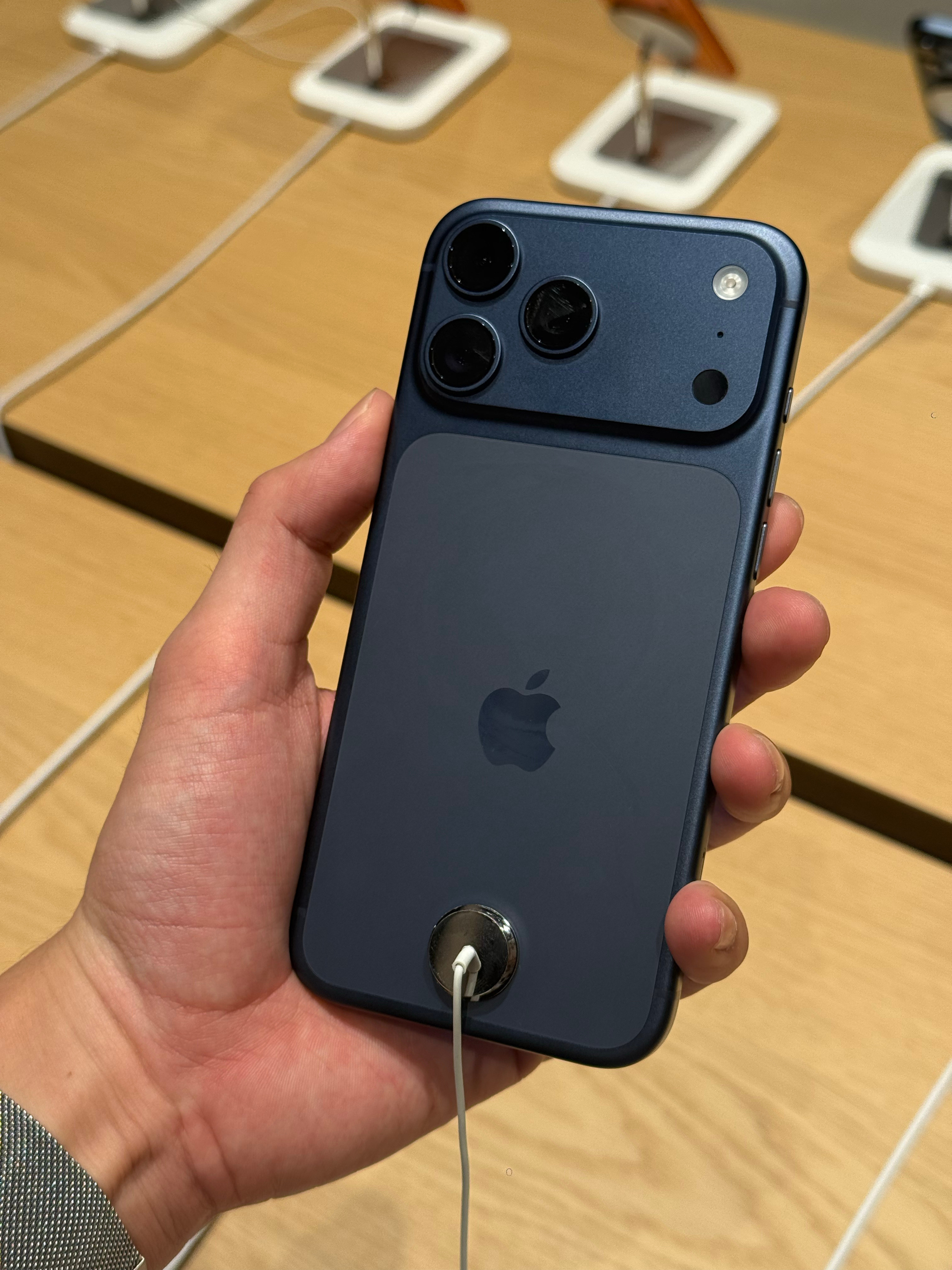 iPhone17易刮花铝合金确实不抗造iPhone17Pro可能是今