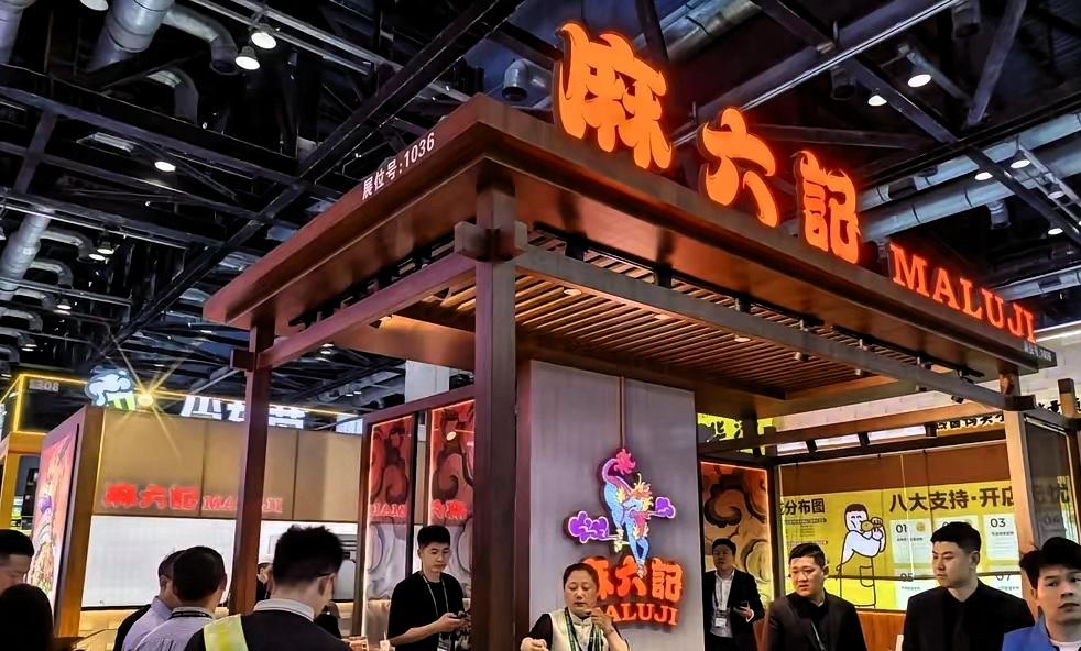 最近京城有个展会,大家都在看,小菲就出现了,她的麻六记,展位特别火,很