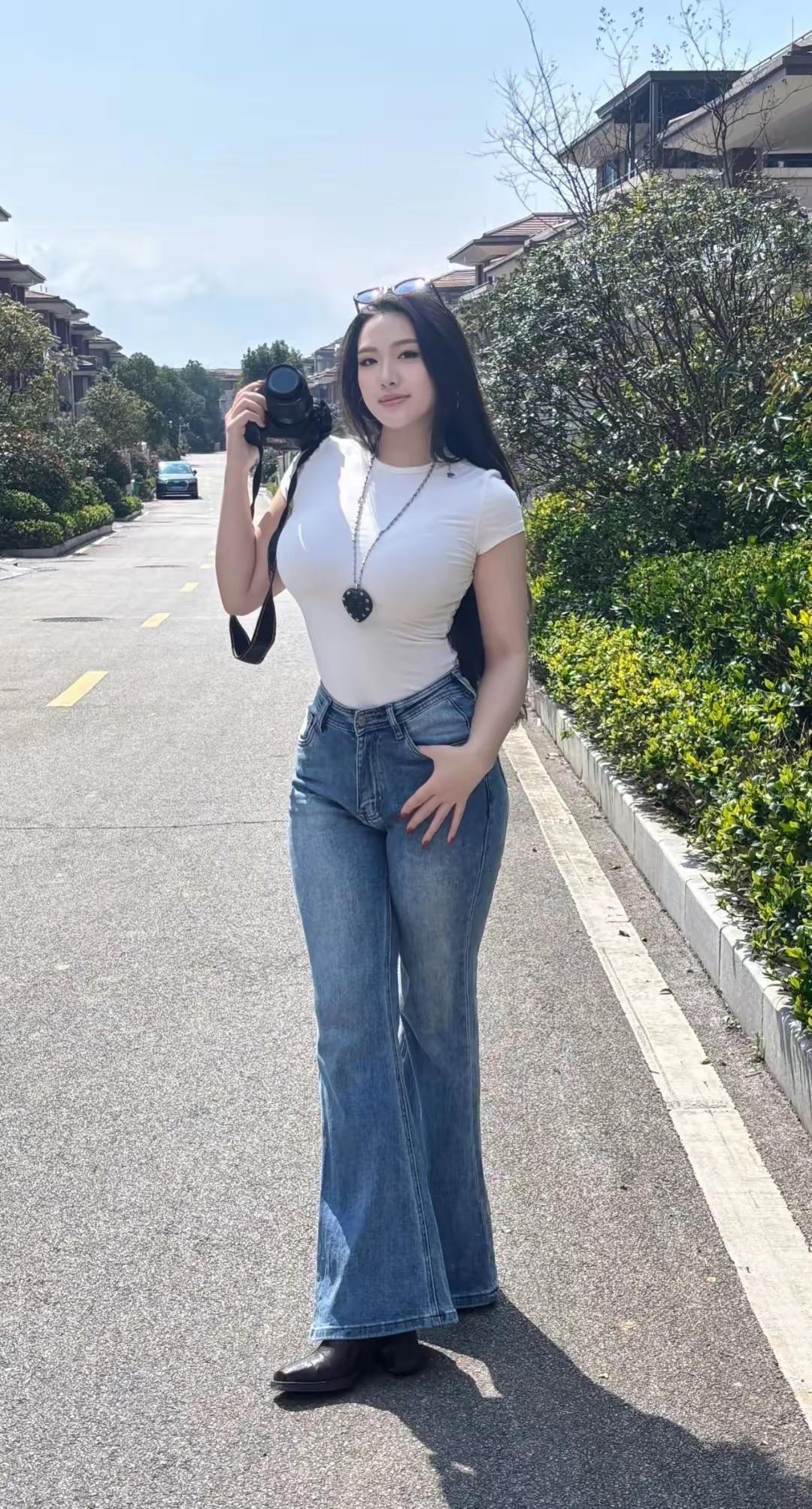 🌿场景穿搭解析：都市休闲辣妹风这套穿搭非常适合春日街拍、城市漫步、轻户外探