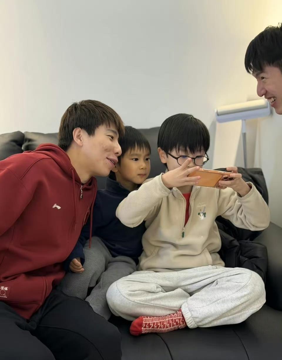 国乒队员温瑞博和徐瑛彬在国乒主力梁靖崑家里和梁靖崑两个儿子互动！小叔叔们来家里