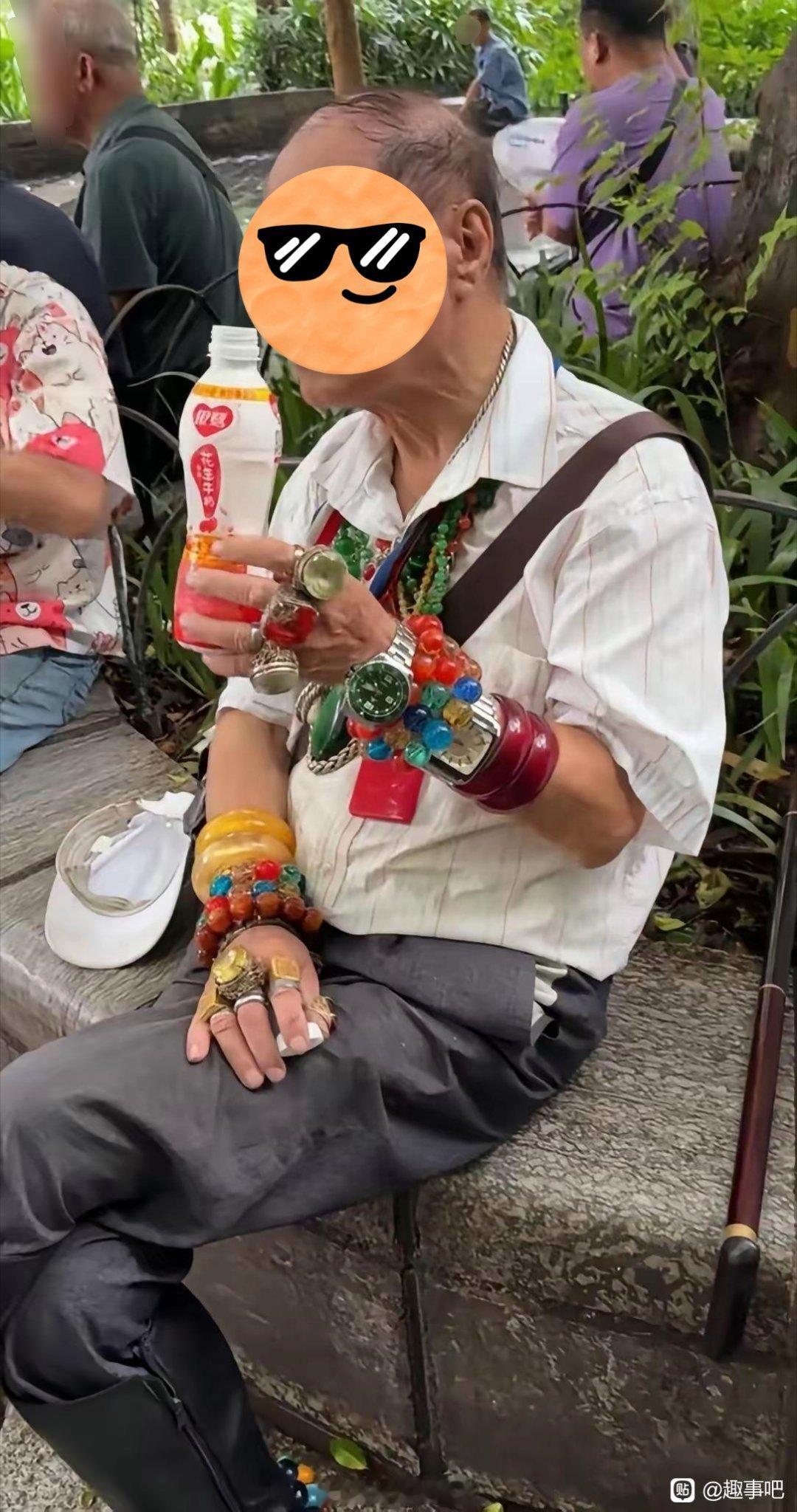 大爷的佩戴挺讲究啊。一身的珠宝气息，不知道他一天戴下来，手麻不麻，脖子累不累。能