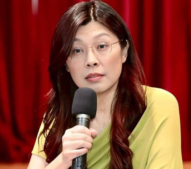 蓝营铁票区变天了！郑丽文靠卖莲雾逆袭了！郑丽文这步走对了不去做无谓的争