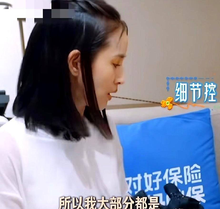 女明星出门连粉底都不打，一件几块钱的一次性雨衣还要洗洗反复穿。林依晨翻开她的