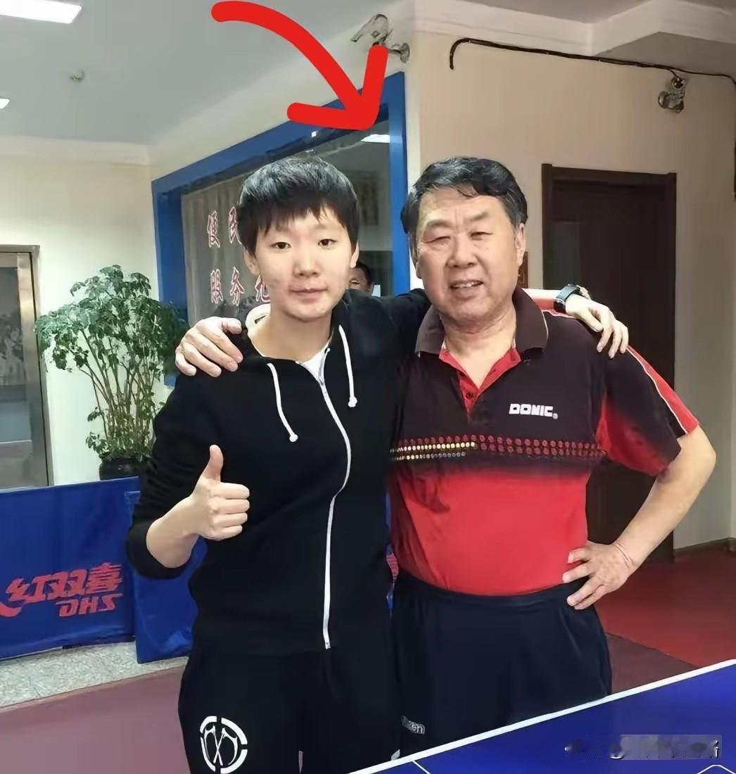 王曼昱给教练送车被拒绝的这段视频，真的太好哭了。她拿出车钥匙递给韩连贵教练