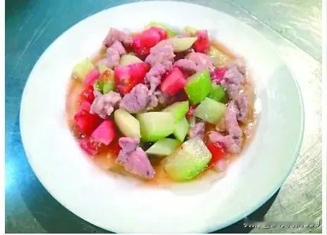 你知道这些奇怪的菜名吗？1、母子相会——黄豆+豆芽2、雪山飞狐——炸虾片（白