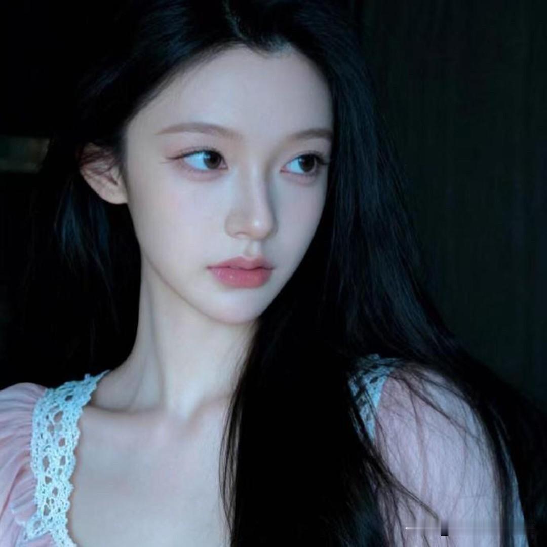 感情里不吃亏的女生，分两种：第一种，完全的感情小白，天真懵懂，不爱琢磨男人。