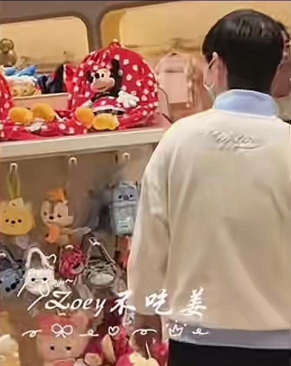 莎莎直勾勾盯着小玩偶，每一个物件都可爱，莎莎有点挪不开眼，被一个红色米奇吸