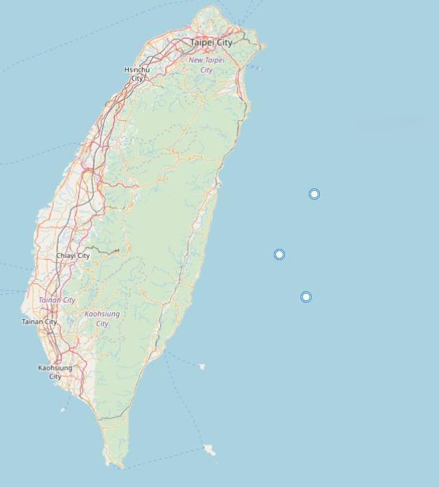台海激烈对峙，解放军直升机强势接近台舰，054A无视拦截压向台“沱江级”大型导弹