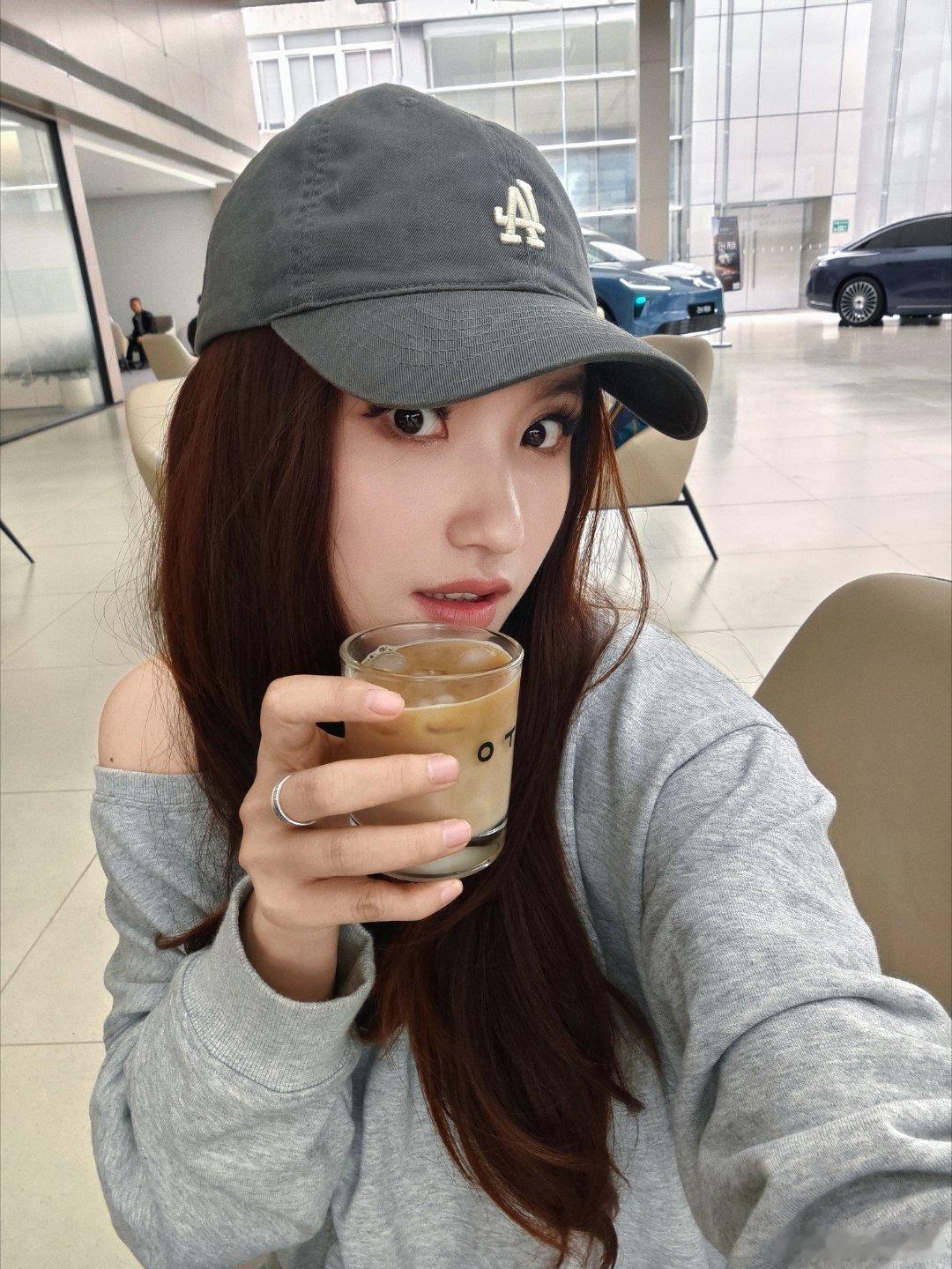 别问在干嘛，问就是在鸿蒙大酒店喝下午茶，也就喝了两杯拿铁。[doge][doge