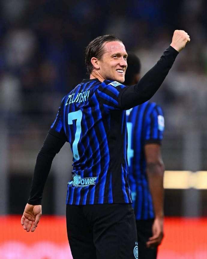 下赛季，后防二老的现状将移植到中场。随着恰尔汗奥卢大概率留队，下赛季的主力后腰将