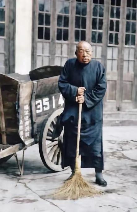 1951年，84岁的黄金荣在上海大世界门口扫地时的留影，选的这个地方也是有讲究，