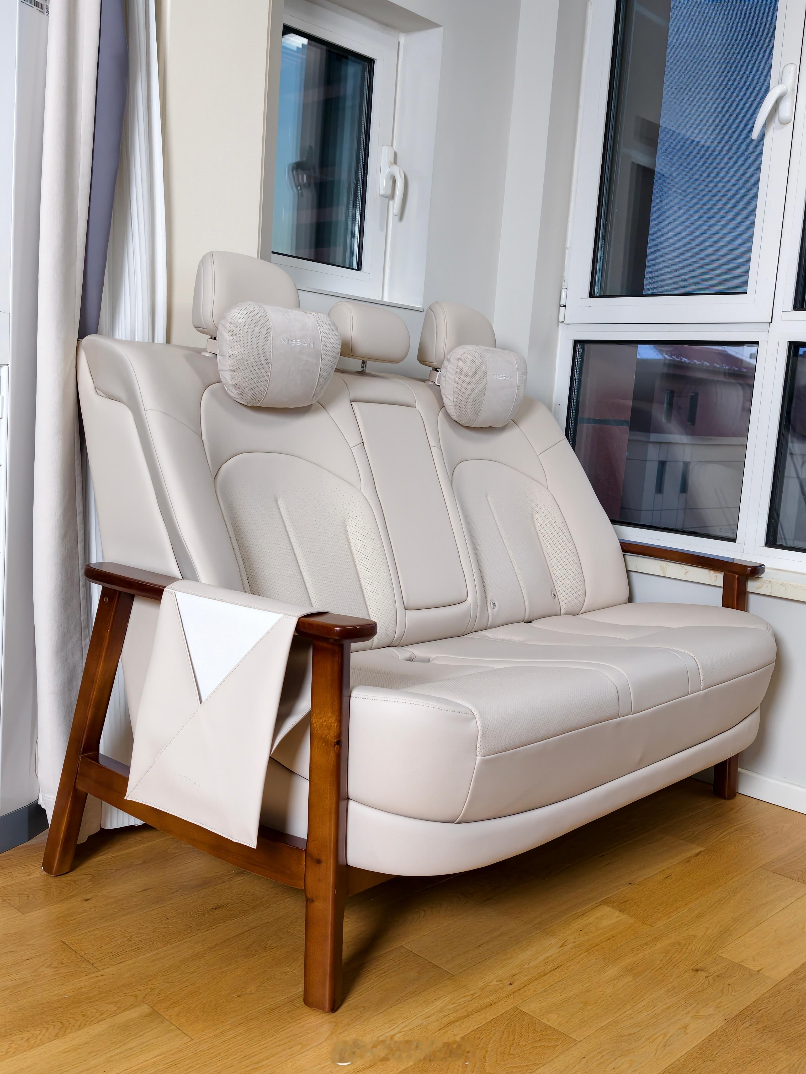 东风日产N6同款大沙发，每天都能吹一遍，看雪，看日落，坐阳台上享受惬意生活。当然