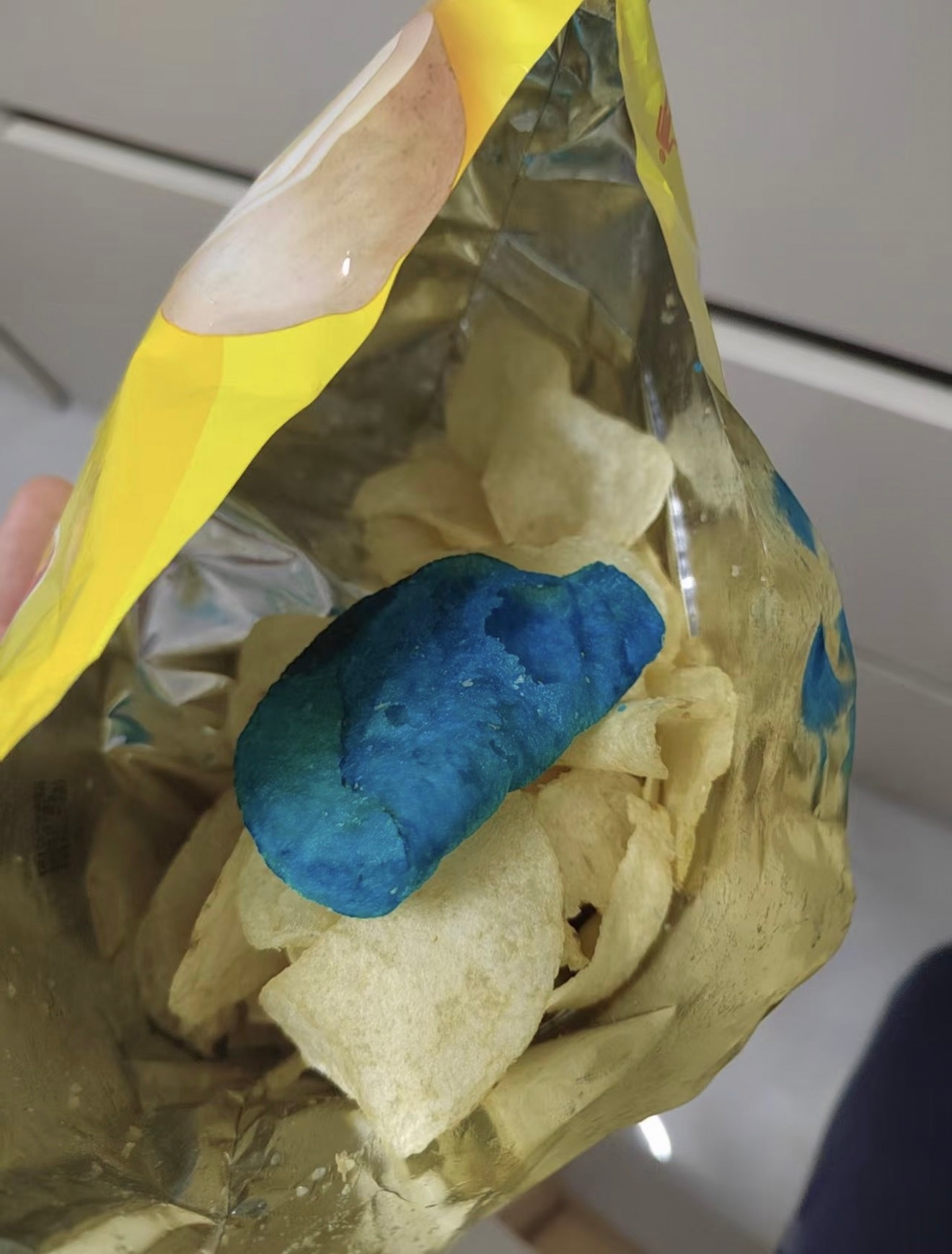 乐事蓝色薯片是蓝莓，阿姨不会卖不好的东西，放心吃吧孩子