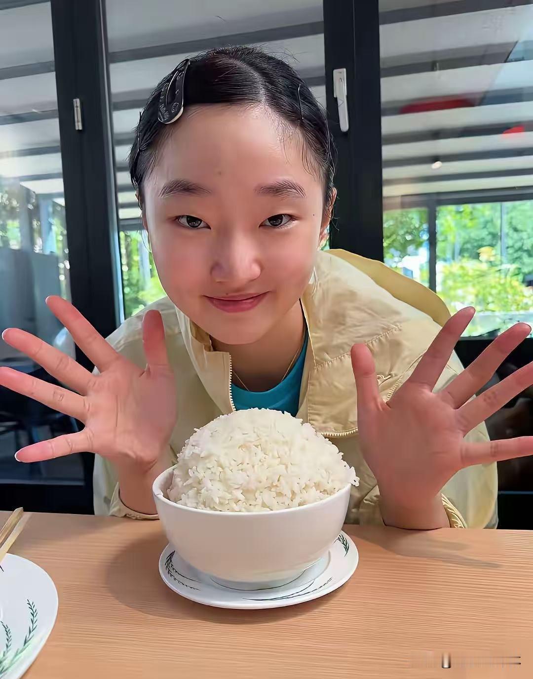 家人们谁能告诉我，张本美和18岁生日为啥就晒一碗白米饭？翻完她的采访和经历，