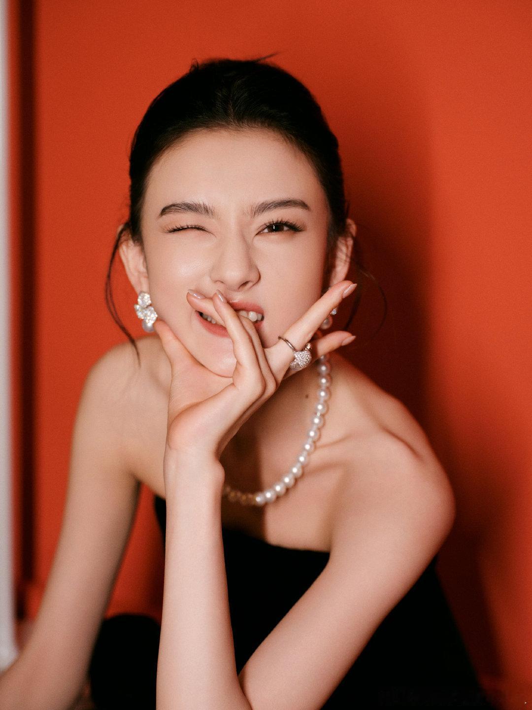 宋祖儿高盘发宋祖儿珍珠女郎宋祖儿黑色抹胸裙➕高盘发，好美的祖儿​​​
