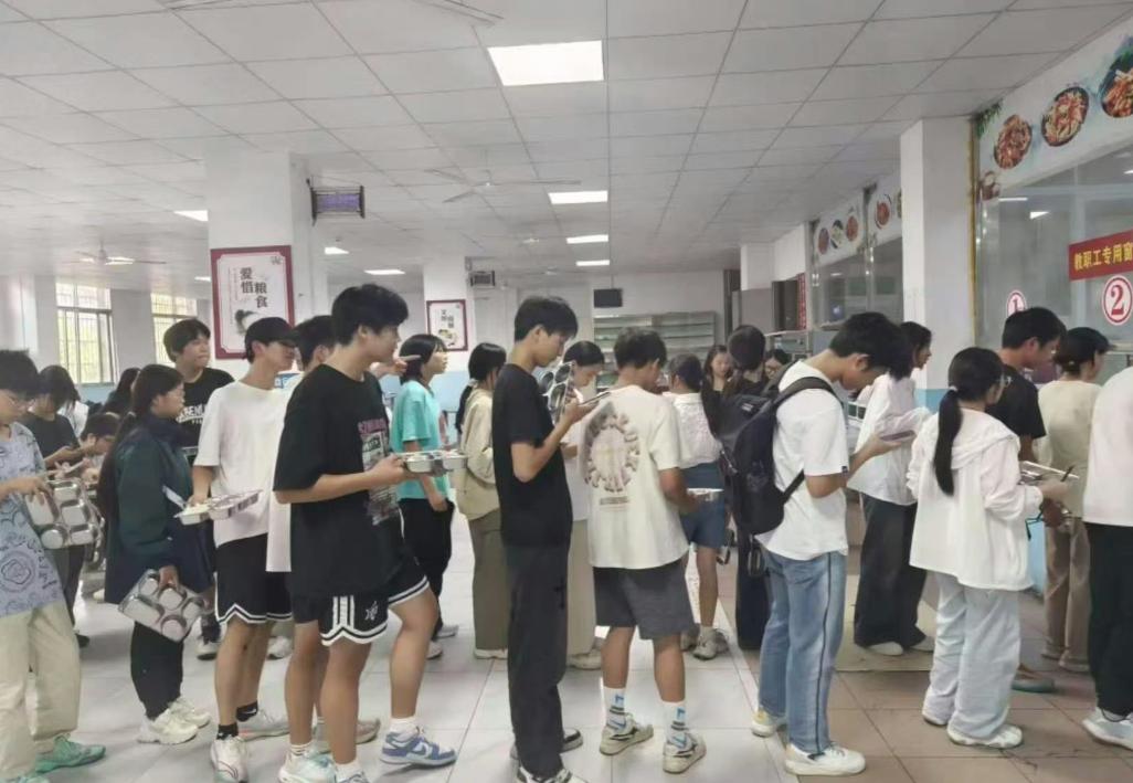 食堂标语越看越气，到底在道德绑架谁？家人们，有没有同感？一进食堂就被各种标