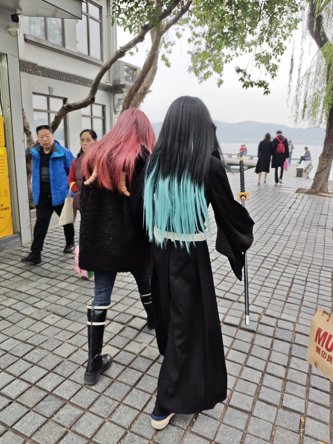 杭州西湖的冬天虽然没有看到断桥残雪的美景，可也有着不一样的美妙。西湖集贤亭这