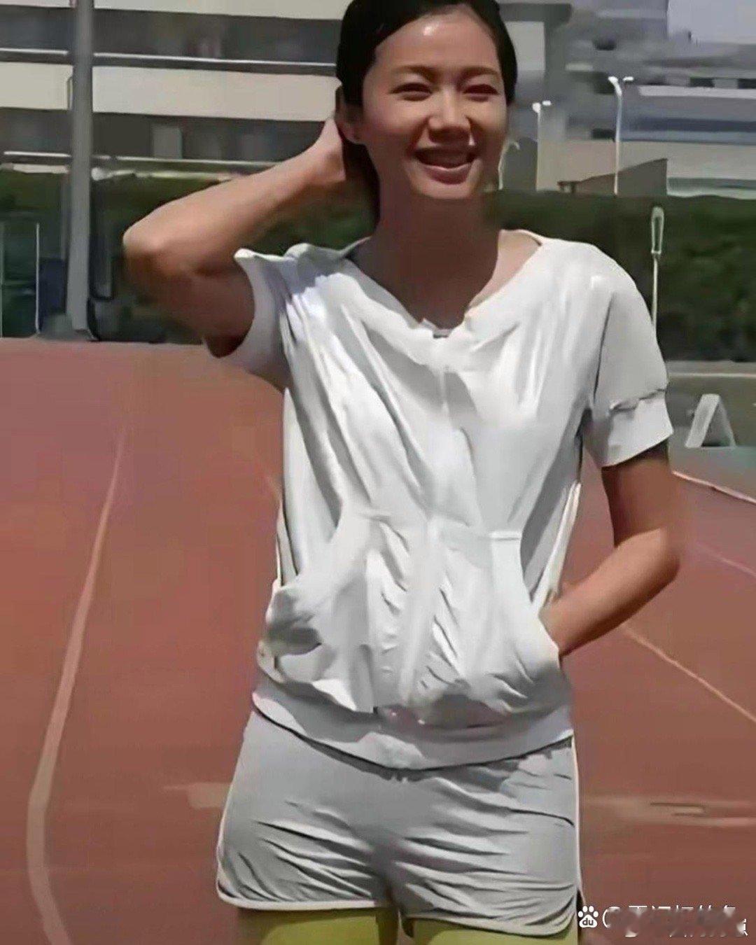 徐静蕾高中时期旧照曝光，年轻时不算惊艳型美女，更多是青涩质朴的模样～