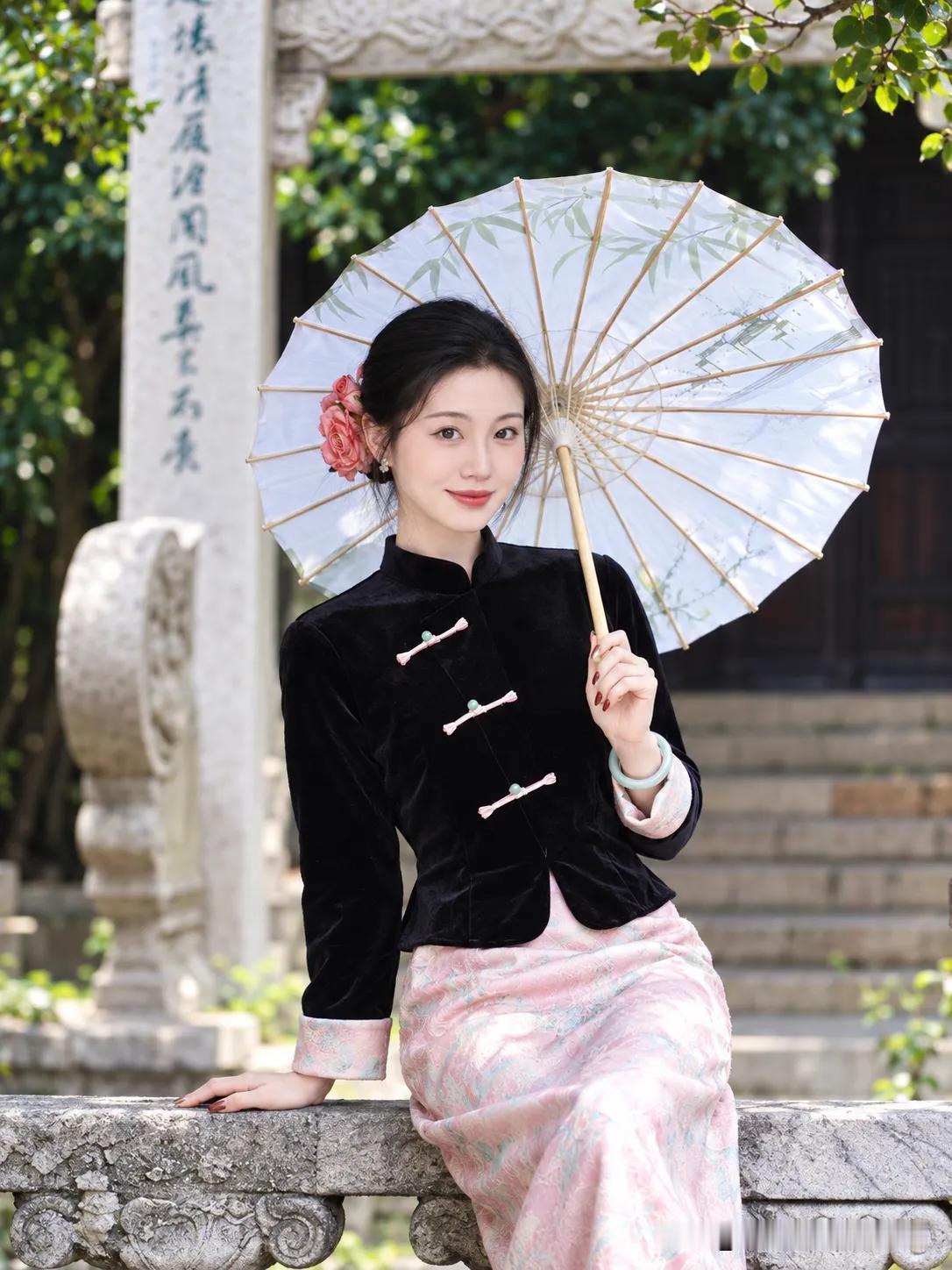 新中式丝绒短褂配粉色提花半裙，古建庭院，东方韵味人像新中式穿调肤