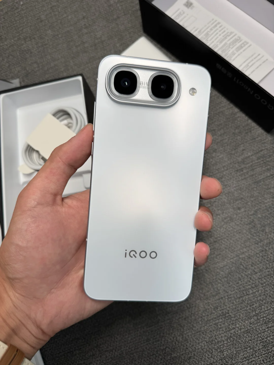 iQOO NEO11至尊版到手了 发自内心的说一句，这厚实感是真重啊...
