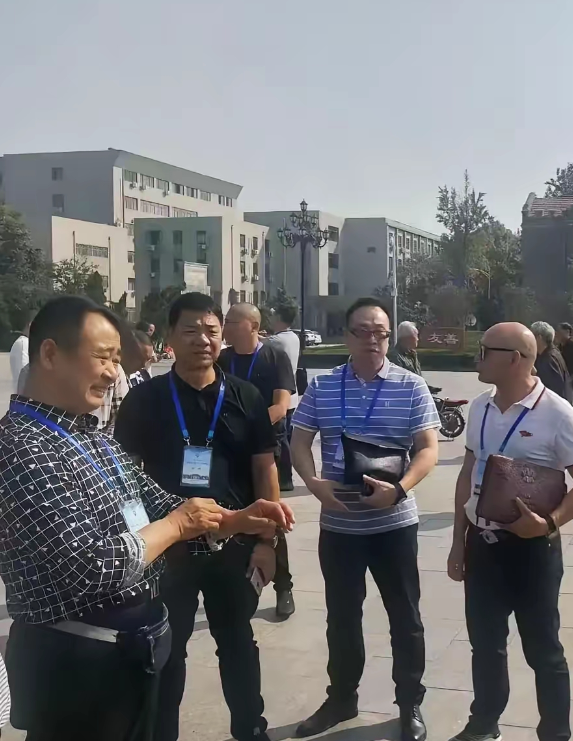 五年前，朱之文的出场费不低，而且商演不断，有人的出场费还没大衣哥高。有人贬低朱之