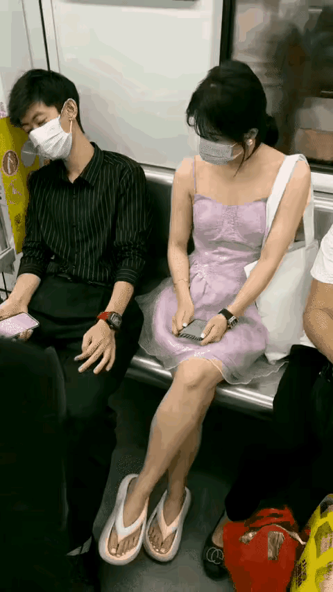 地铁里出现新奇社交操作，女生趁邻座男生熟睡，悄悄用对方手机摄像头扫码添加微信，这