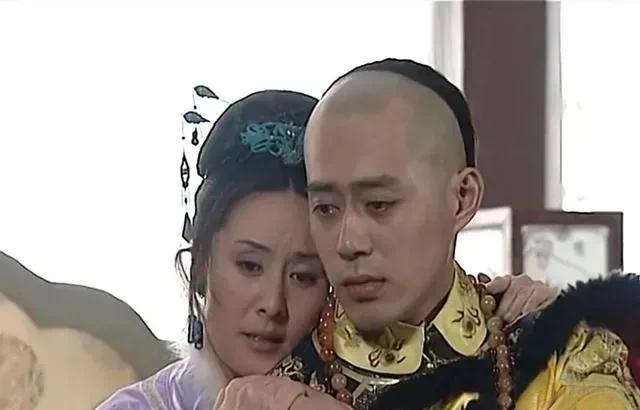 1661年2月，孝庄太后端着一碗“毒药”，颤颤巍巍地走到顺治帝面前：“为了保全大
