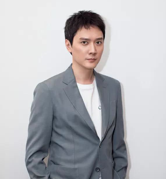 家人们，谁懂啊！冯绍峰这波操作，真让人惊掉下巴！离婚4年，他和小19岁的周麟嘉高