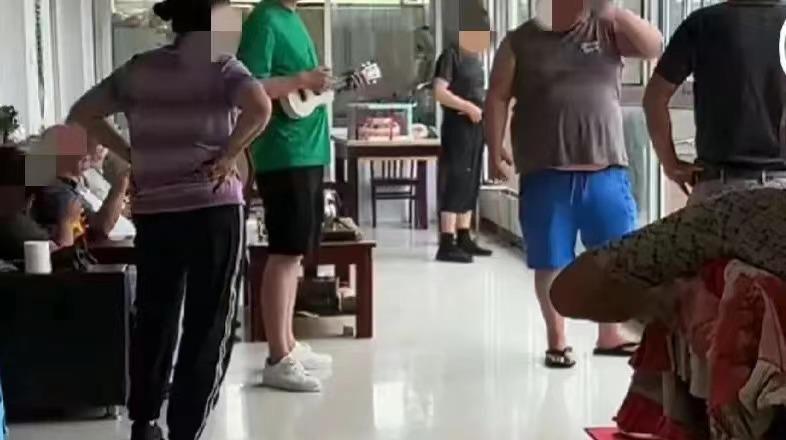 娘家拆迁，分下五套房和109万，父亲把3个儿女召集过来商量。父亲刚一开口，女儿就
