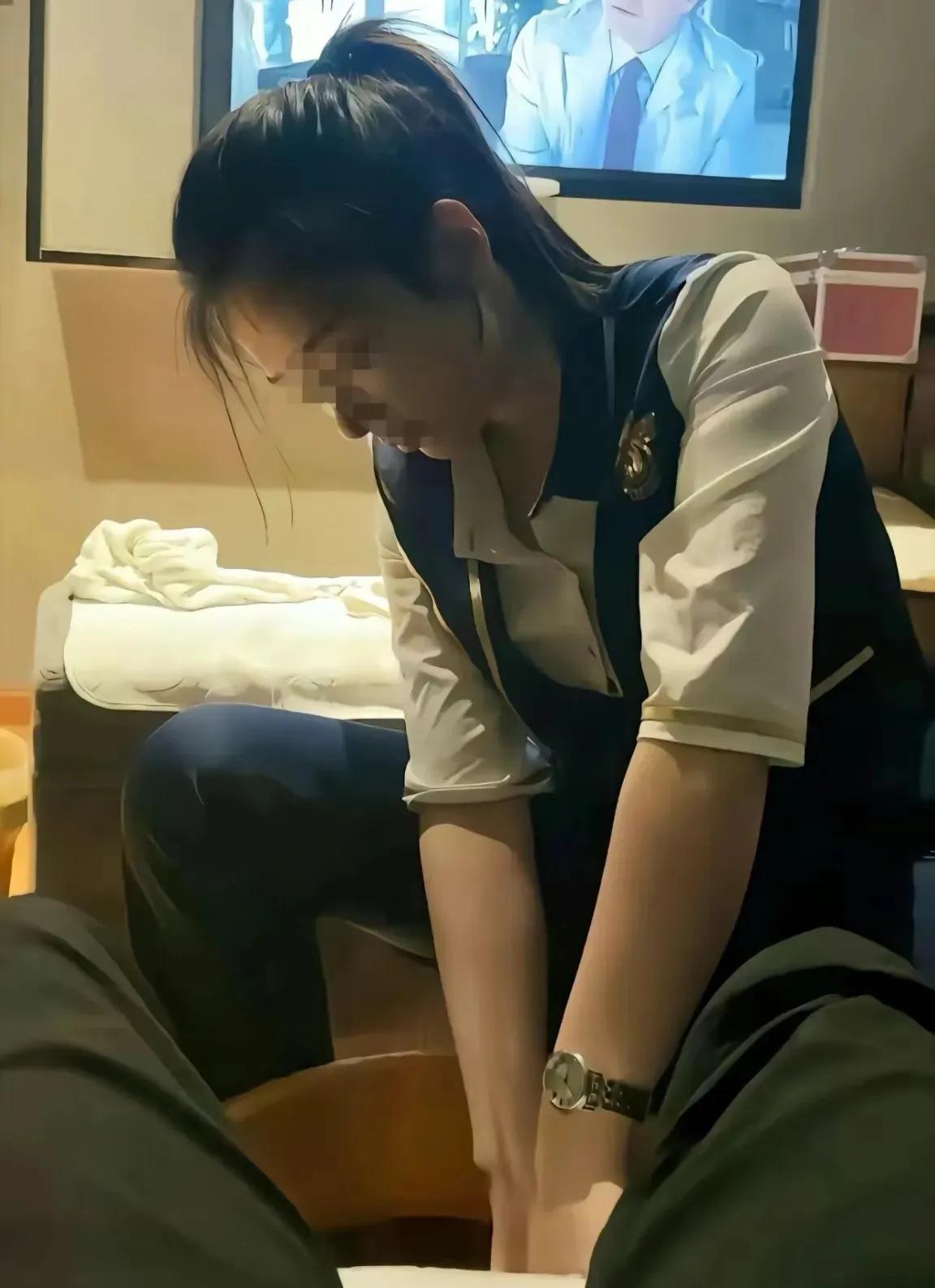 2024年，江苏泰州，男子澡堂洗澡时，叫了一名女技师。女技师表示柔式按摩300元