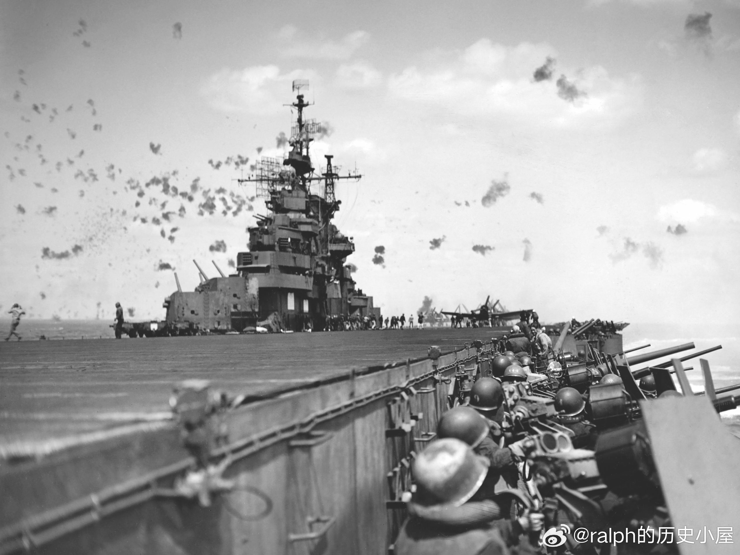 1945年4月11日美国海军CV-9USSEssex埃塞克斯号航空母舰抵御日
