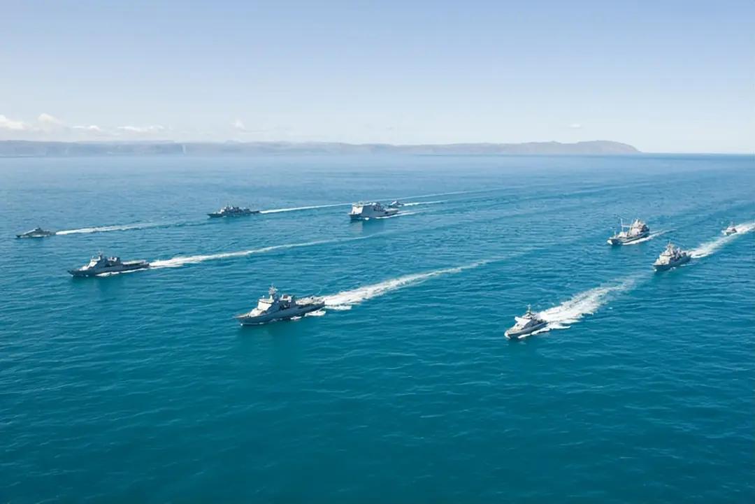 美媒：中国海军055万吨大驱现身中东近日美媒《军事观察》爆料：中国海军一艘0
