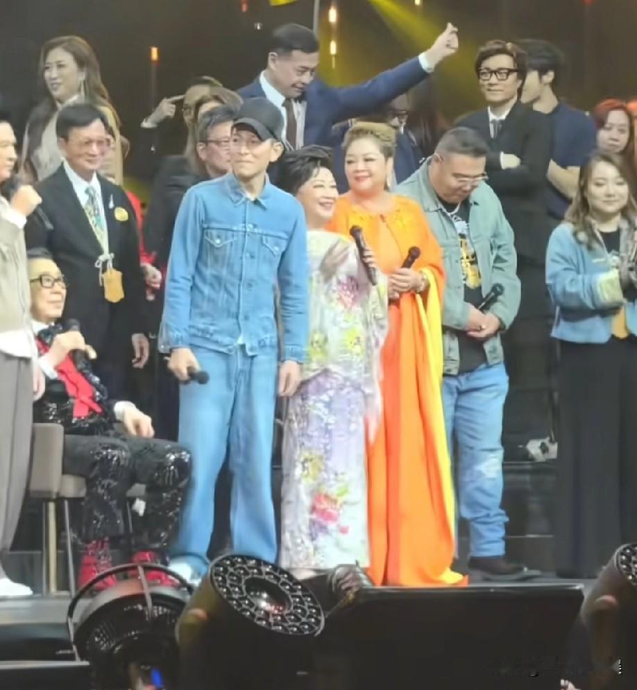 6月7日晚，94岁的胡枫在香港红馆举办演唱会，现场来了许多明星助阵，而且一半以上