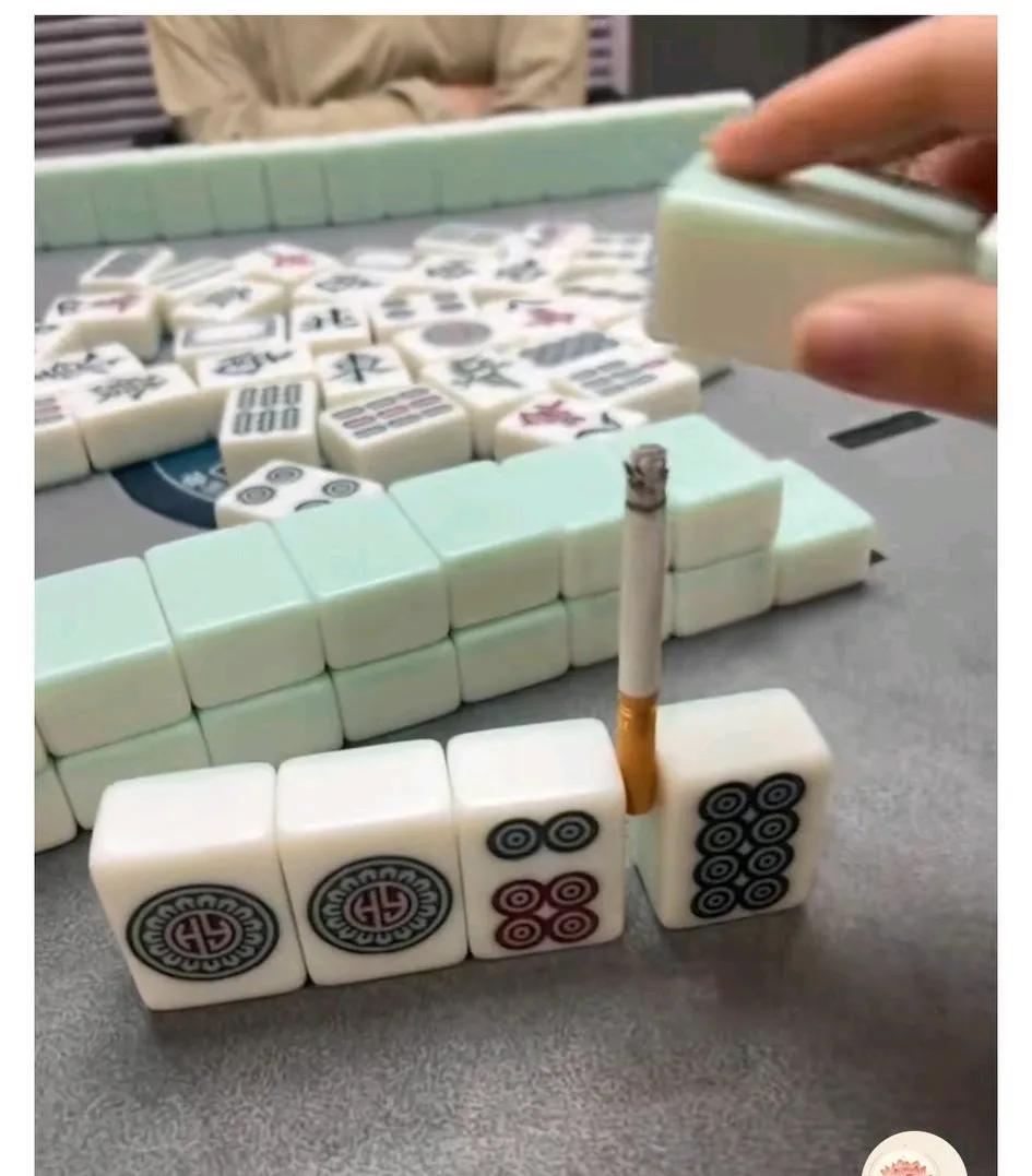 打麻将这样作秀，不赢才怪了……
