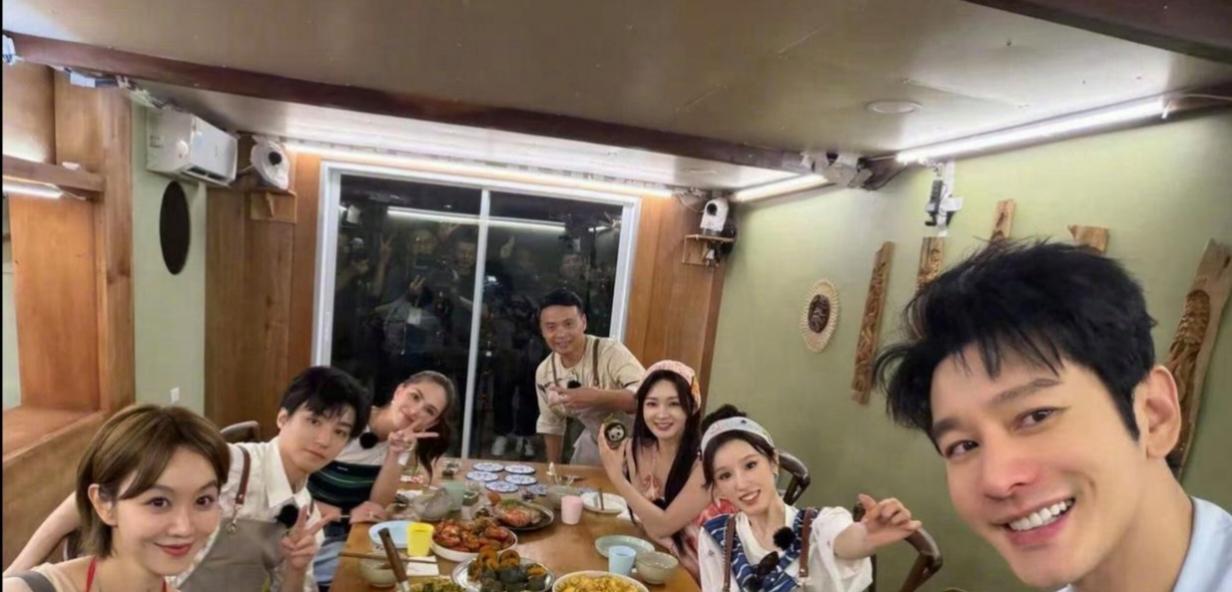 1.黄晓明为了维持身材基本不怎么进食，日常也坚持做医美保养，不少年轻男艺人的状态反而比不上他。2.胡