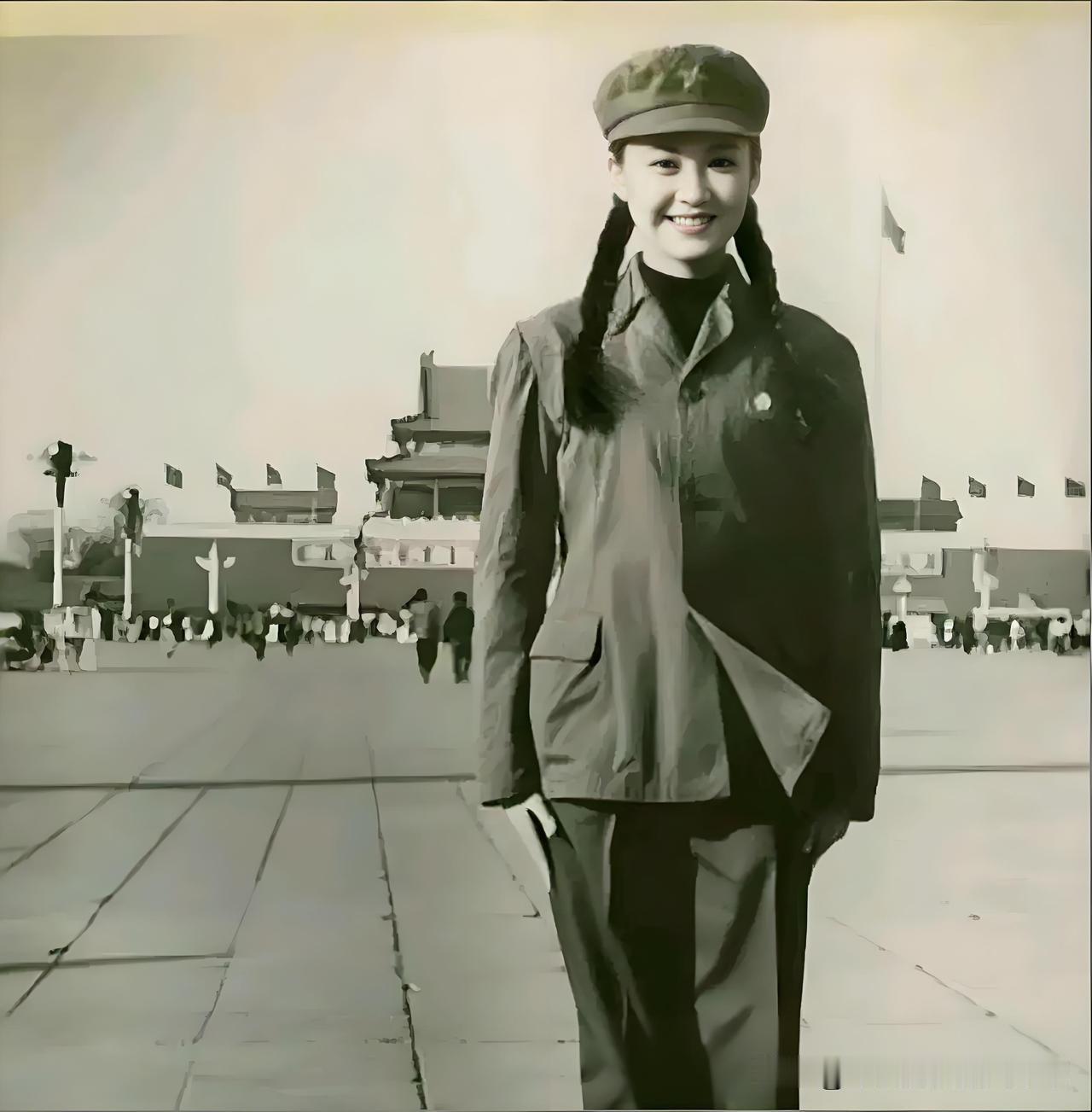 还有没有人记得她1988年她在北京天安门广场的留影。当年她18岁正是含苞欲放