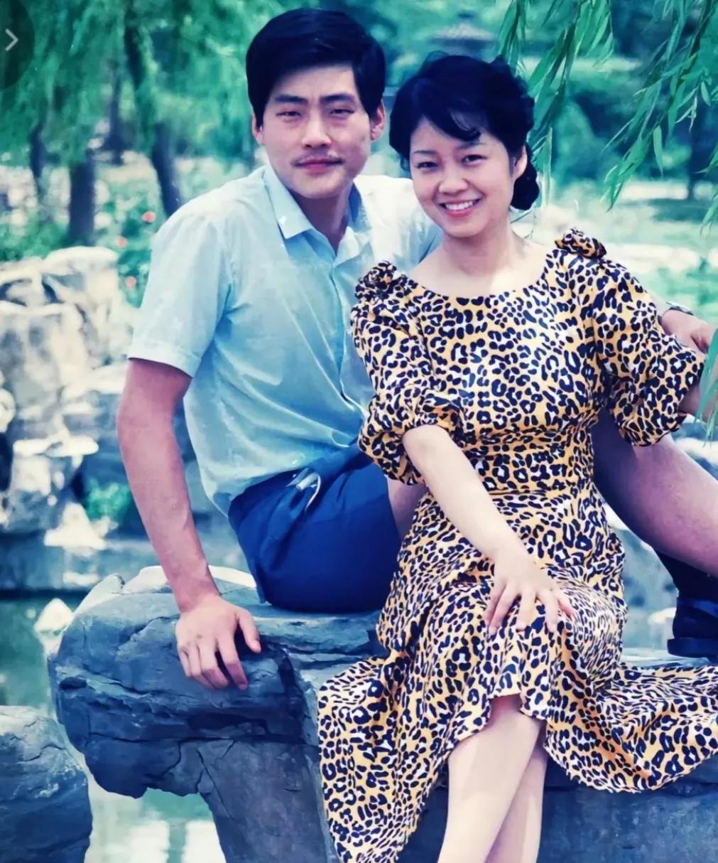 这张照片拍摄于1988年8月，山东大学数学系教师和妻子在济南大明湖公园里的合影。