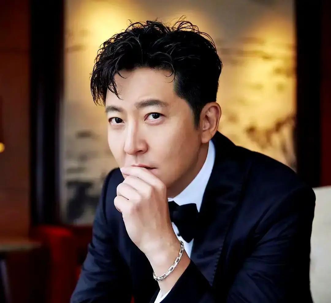 别信“秀恩爱死得快”，真正稳固的夫妻，早就不在台前“演戏”了。你看郭京飞。