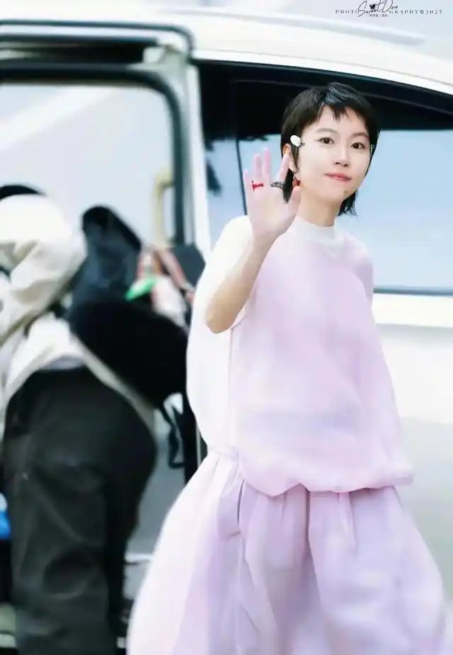 窦靖童变身粉嫩小仙女，第一次见他穿的这么少女！