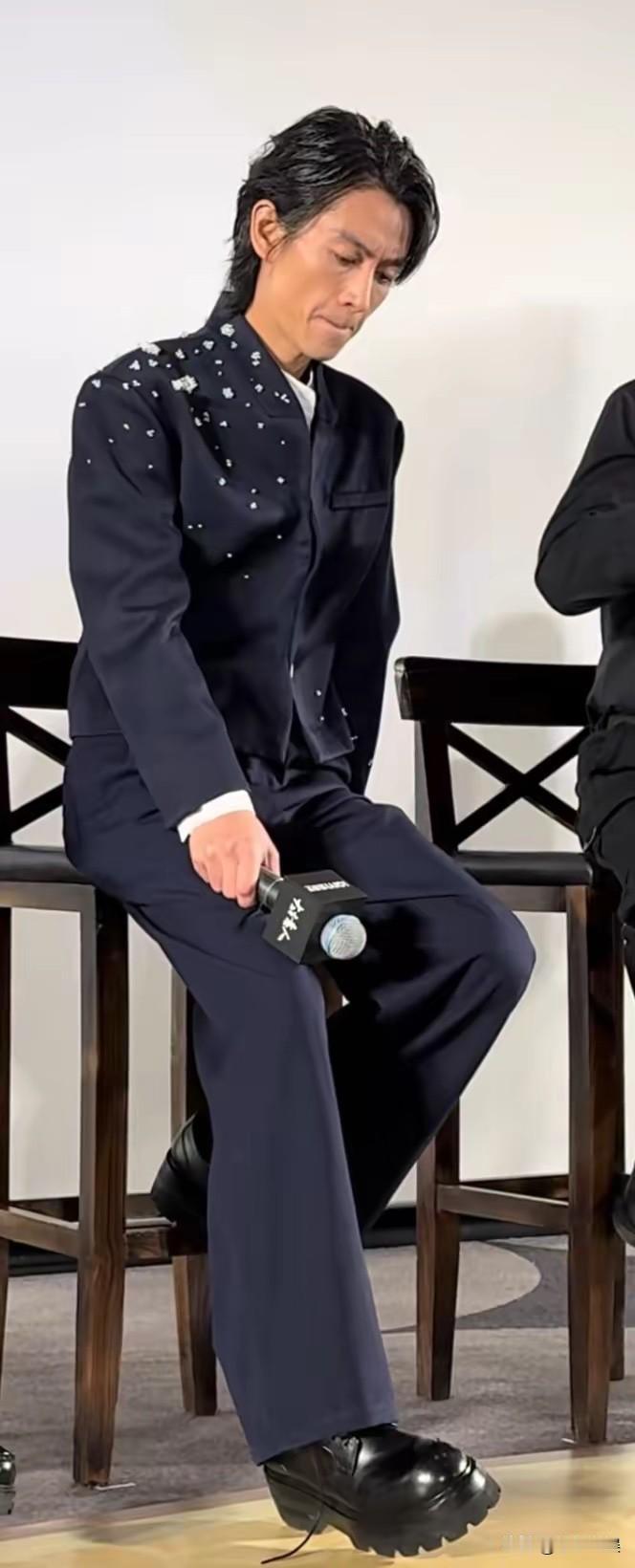 天啊！这是陈晓？如果不说我以为这是香港的黄子华，脸颊真的是瘦到脱相了。还