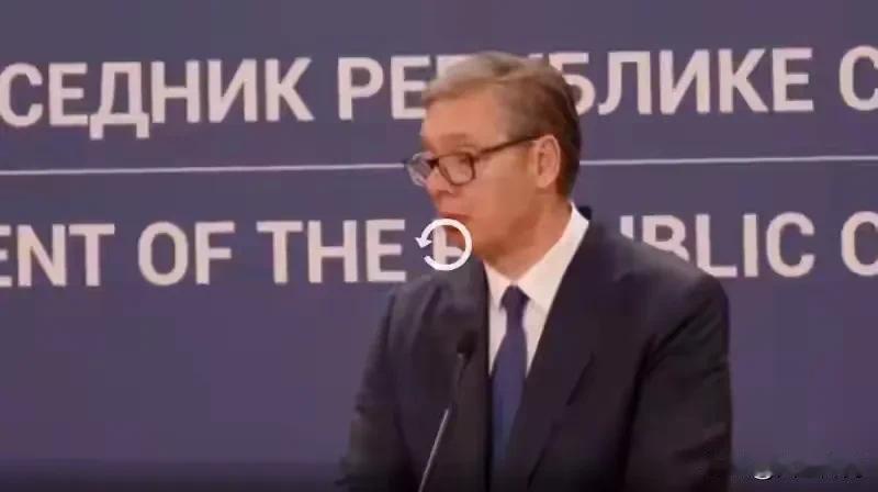 塞尔维亚首都贝尔格莱德一场公开对话现场，出现极具冲击力的一幕。德国《法兰克福汇报