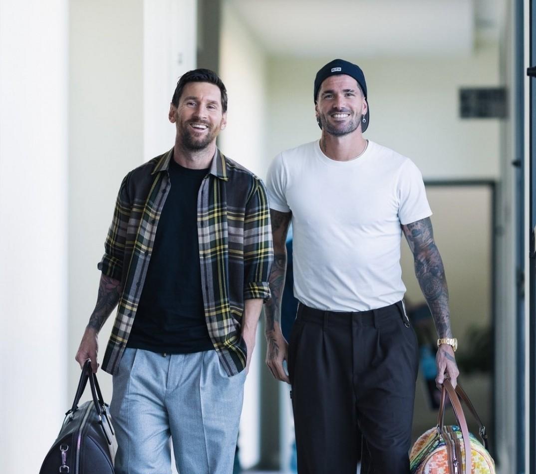 看到梅西社媒新动态发布重回诺坎普照片，瞬间有种想泪奔的感觉。四年多的时间，他虽回