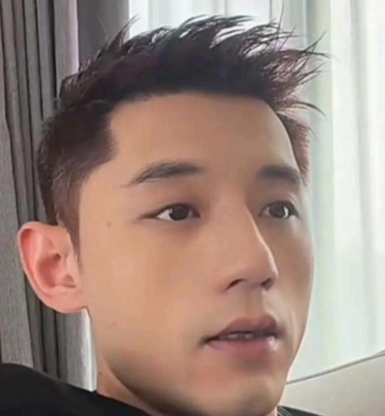 张继科那句“小石头对那个松岛，必须干死”，听着像随口唠嗑，实则一口老男乒的恶气。