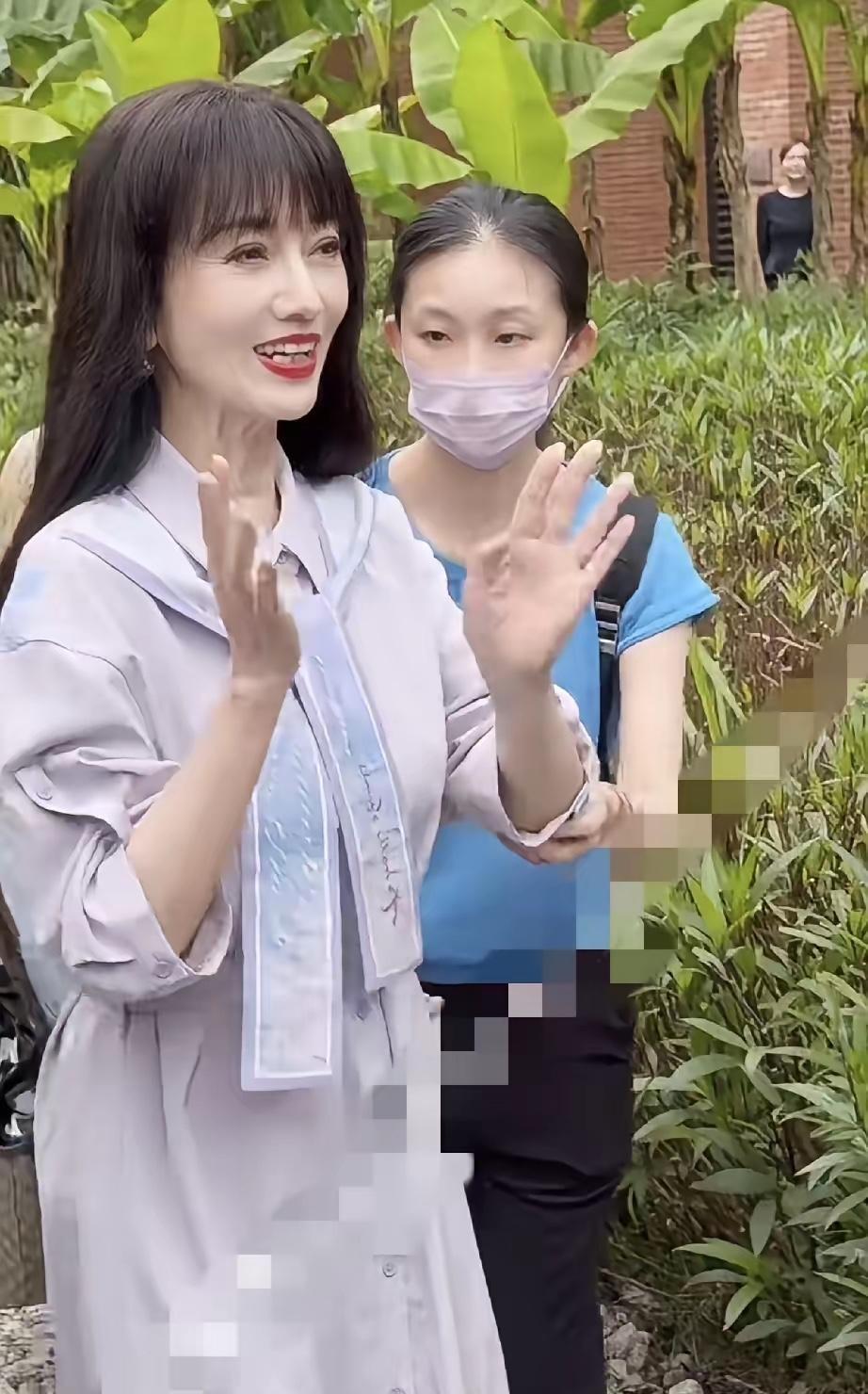 你盯着她脸上的褶子看热闹，人家在景德镇做的那笔“大买卖”你看懂了吗？扒开皮相看